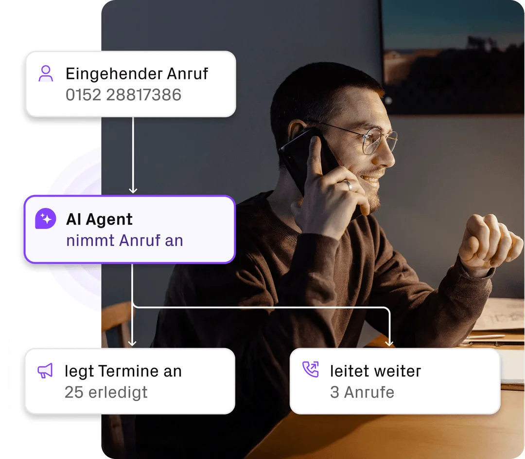 Eine Person telefoniert am Schreibtisch