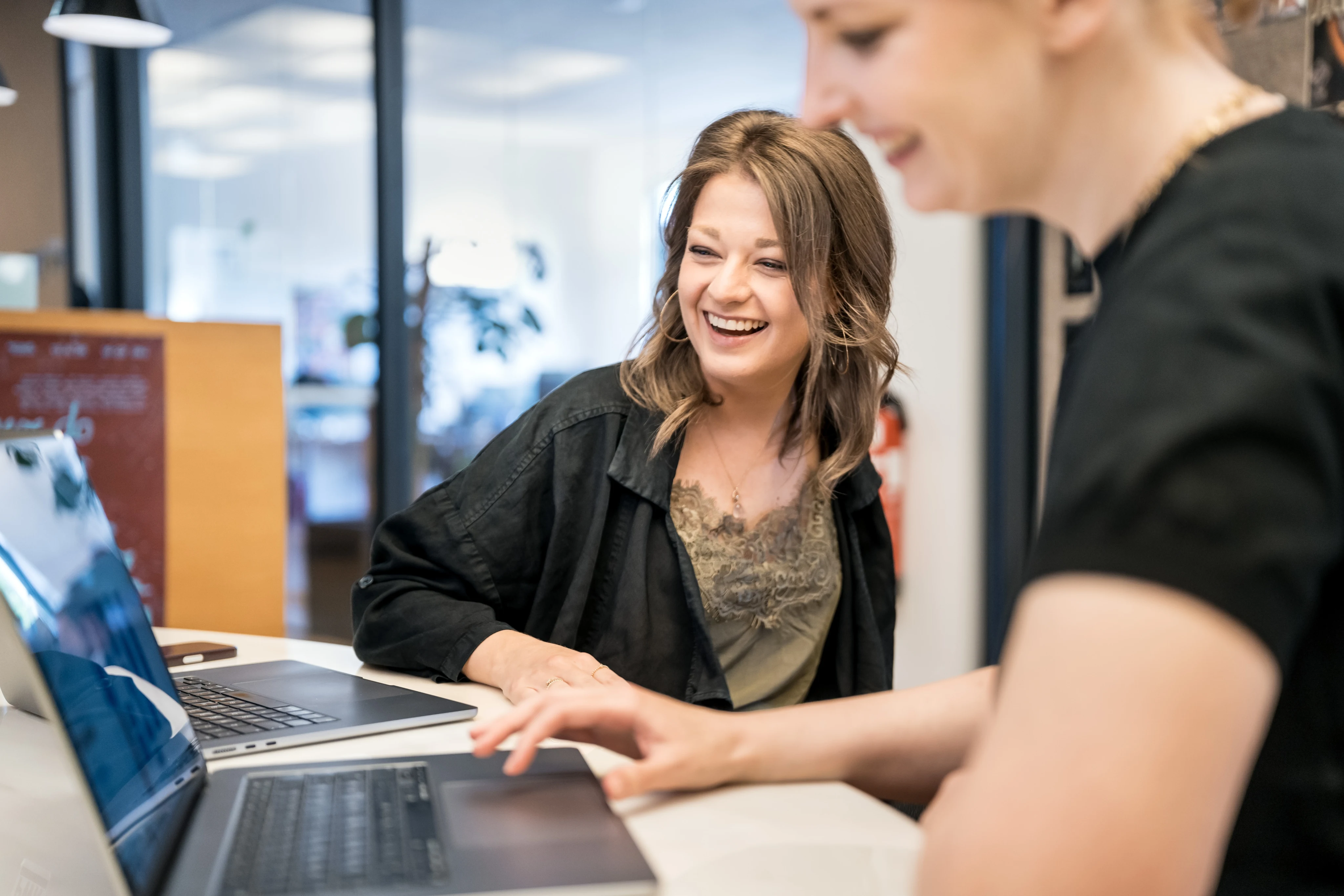 Conversation Designerinnen bei der gemeinsamen Arbeit am Computer